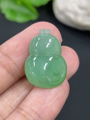 F42952483 翡翠葫芦挂件 货品总重约3.27g