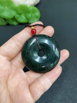 H34970183 岫玉（蛇纹石玉）挂件    平安扣      货品总重约（含绳）28.1g   含其他矿物成份