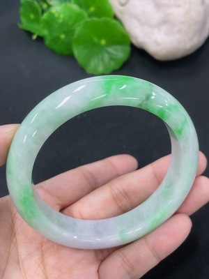F46551475 翡翠正圈手镯 圈口56.7mm 货品总约重60.83g 含其他矿物质成分