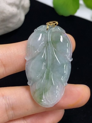 F42977456 翡翠叶子挂件 18k 非钻（钻太小无法确定天然成因）货品总重约7.26克