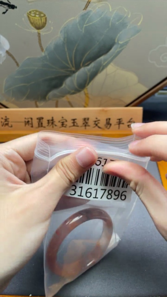 C31617896 Southern Red Agate Bracelet with Visible Organic Inclusions, Total Weight Approx. 37.92g, Size 55.4mm