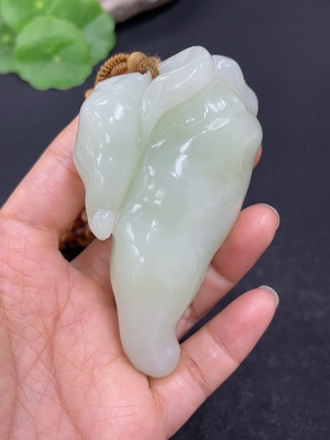 H42954914 和田玉手把件   福瓜    货品总重约（含链，链子非和田玉）143g