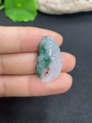 F46562213 翡翠挂件      蟹钳    货品总重约4.3g