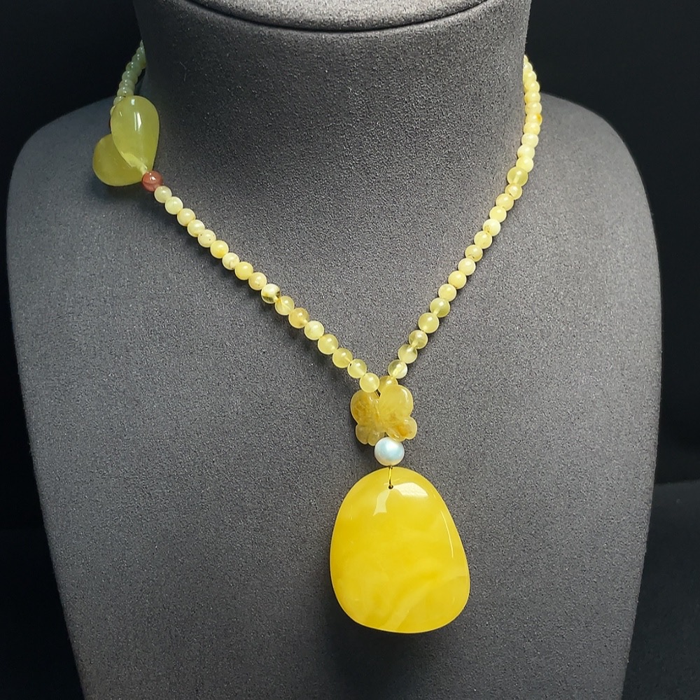 C34952542 Amber Beeswax Pendant with Pearl + Southern Red Agate, Carved Piece Coated with Colorless Film, Non-Gold, Total Weight Approx. 19.35g, Including Chain