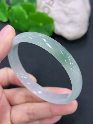 F41934565 翡翠正圈手镯 圈口52.5mm 货品总约重24.6g