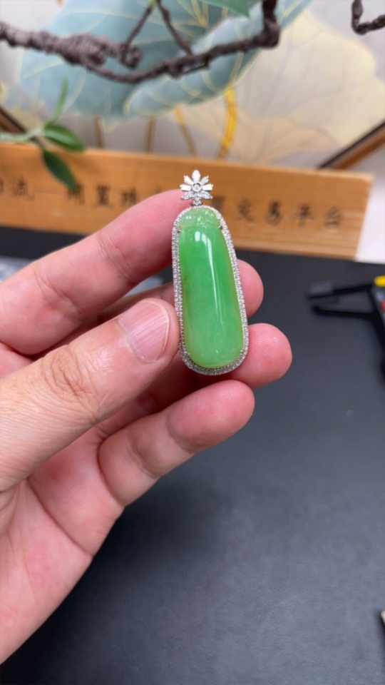 F34034787 Jadeite Auspicious Melon Pendant with 18K Gold Setting, Total Weight Approx. 15.1g (Diamond Accents)
