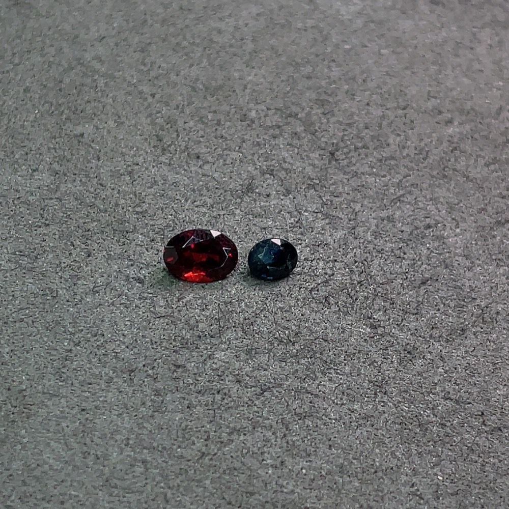 C33890526 Sapphire + Garnet Loose Stones Total Weight Approx. 1.45ct Sell as a Lot