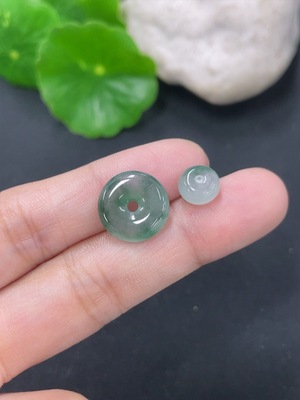 F46566180 翡翠平安扣一手走