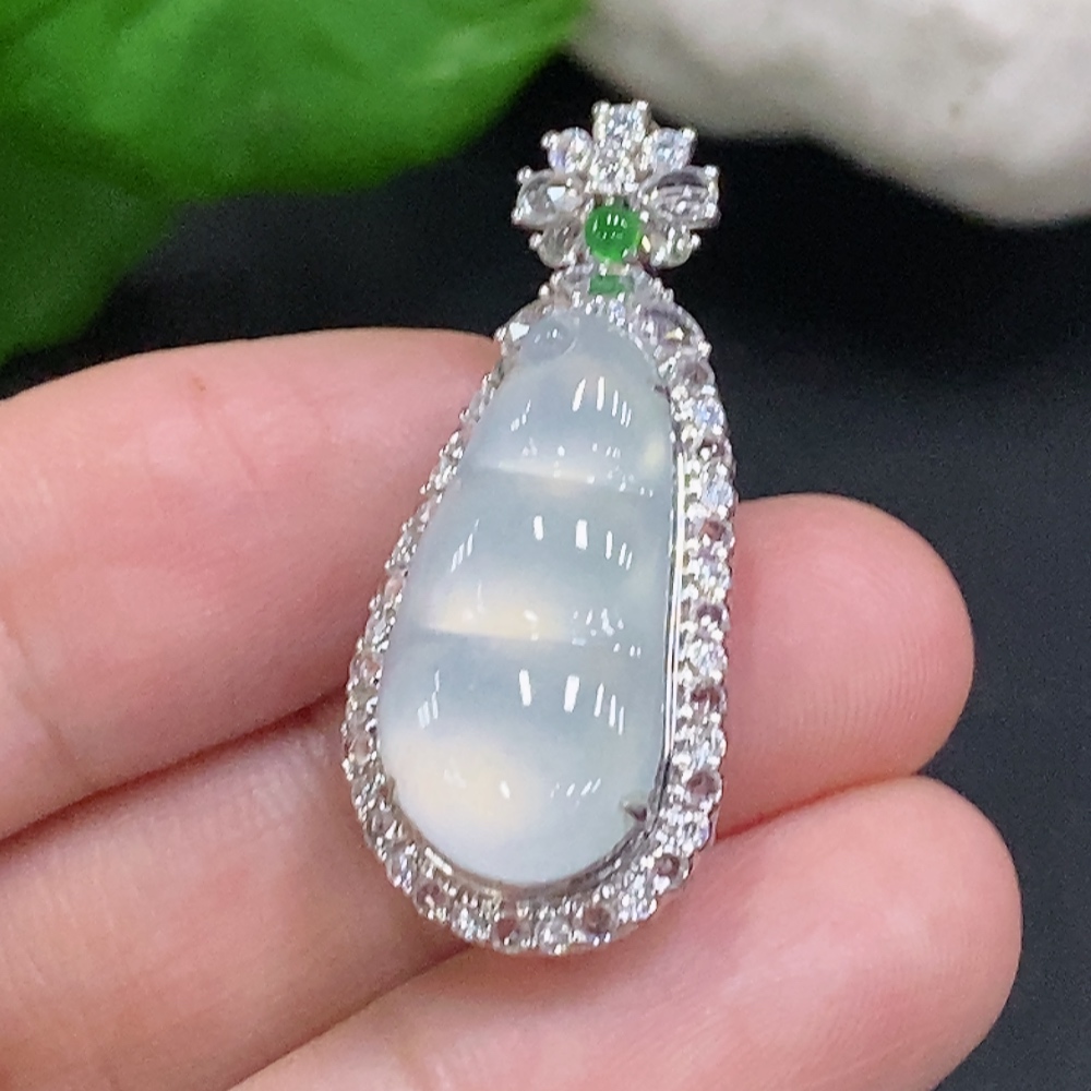 F32801621 Jadeite Lucky Bean Pendant in 18K Gold, Total Weight Approx. 4.5g (Non-Diamond)