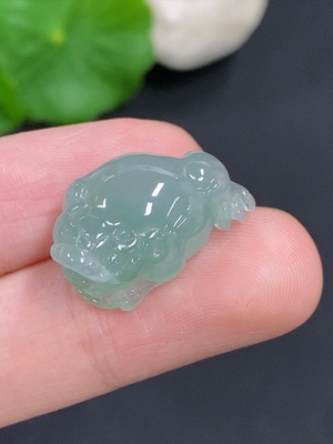 F46555632 翡翠三脚金蟾挂件 货品总重量约4.3克