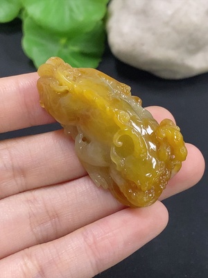 F46520022 翡翠挂件貔貅 货品总约重20.86g 颜色成因未定