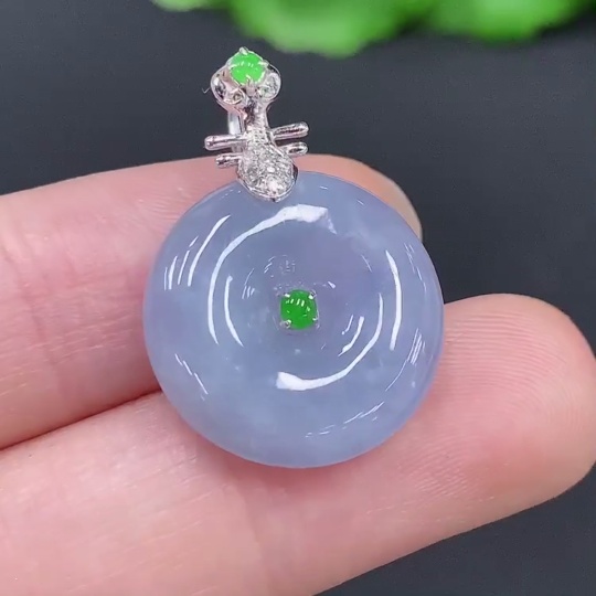 F28241980 Jadeite Peace Knot with 18K Gold Clasp, Total Weight Approximately 4.1g, Set with Diamonds
