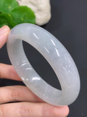 F46555172 翡翠正圈手镯 圈口62mm 货品总约重86.16g