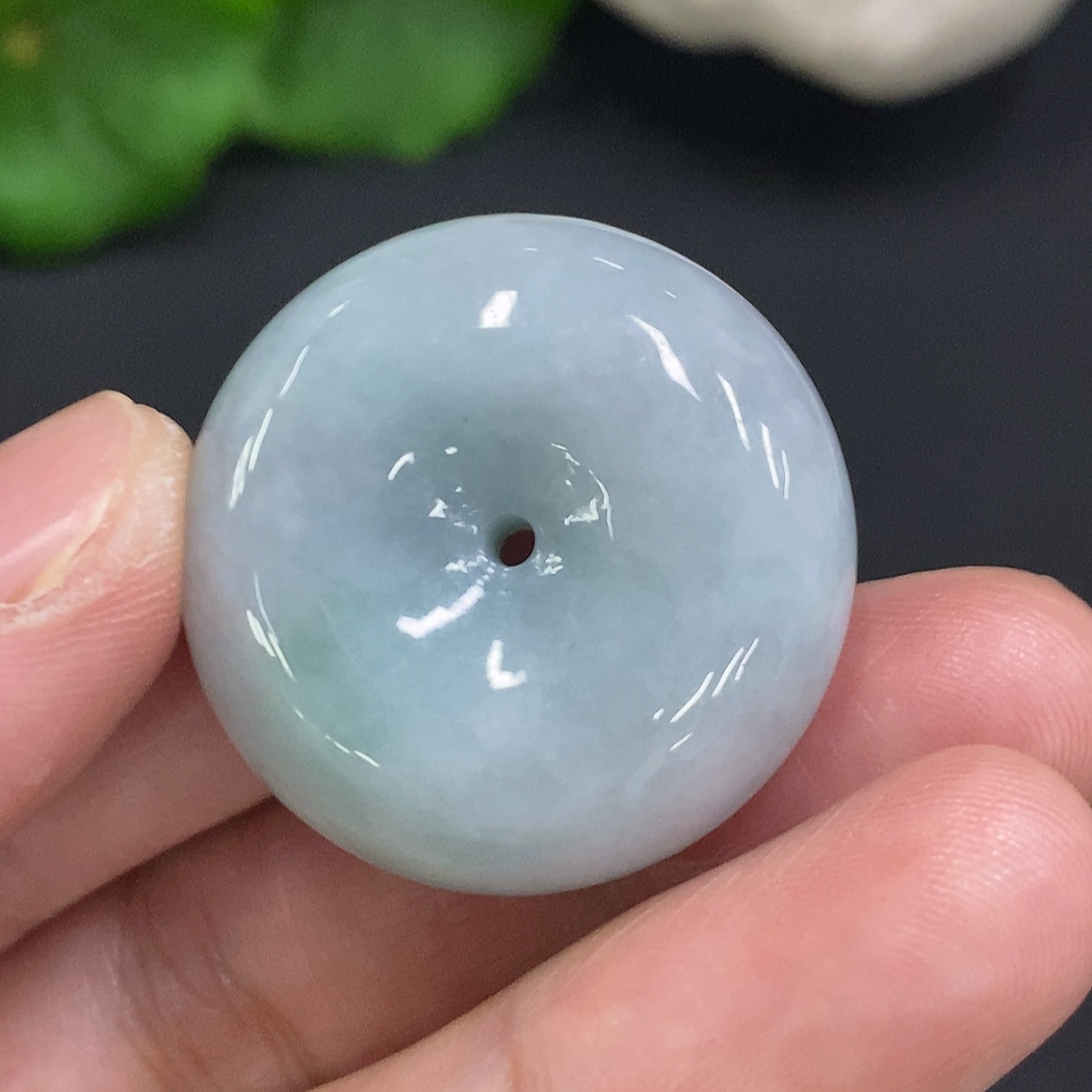 F34070550 Jadeite Peace Knot, total weight approximately 19.1 grams