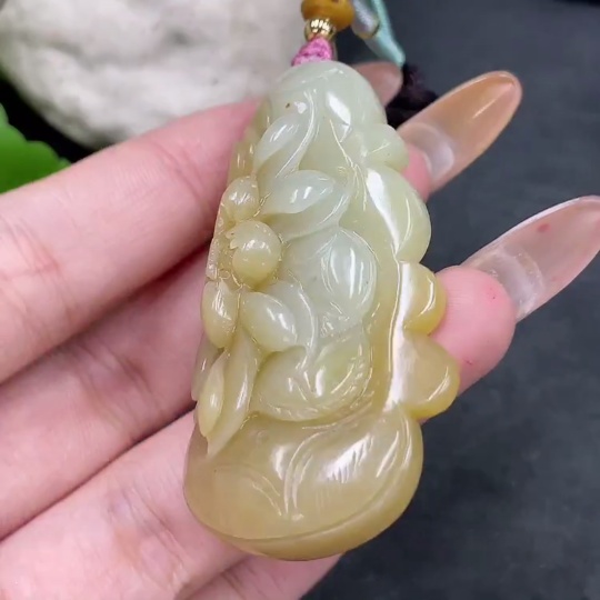 H32823686 Hetian Jade Pendant Lotus