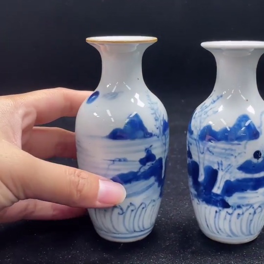 W32763289 Porcelain, Mint Condition, Late Qing Dynasty to Republic of China Blue-and-White Landscape Vase, Size as per Actual Item
