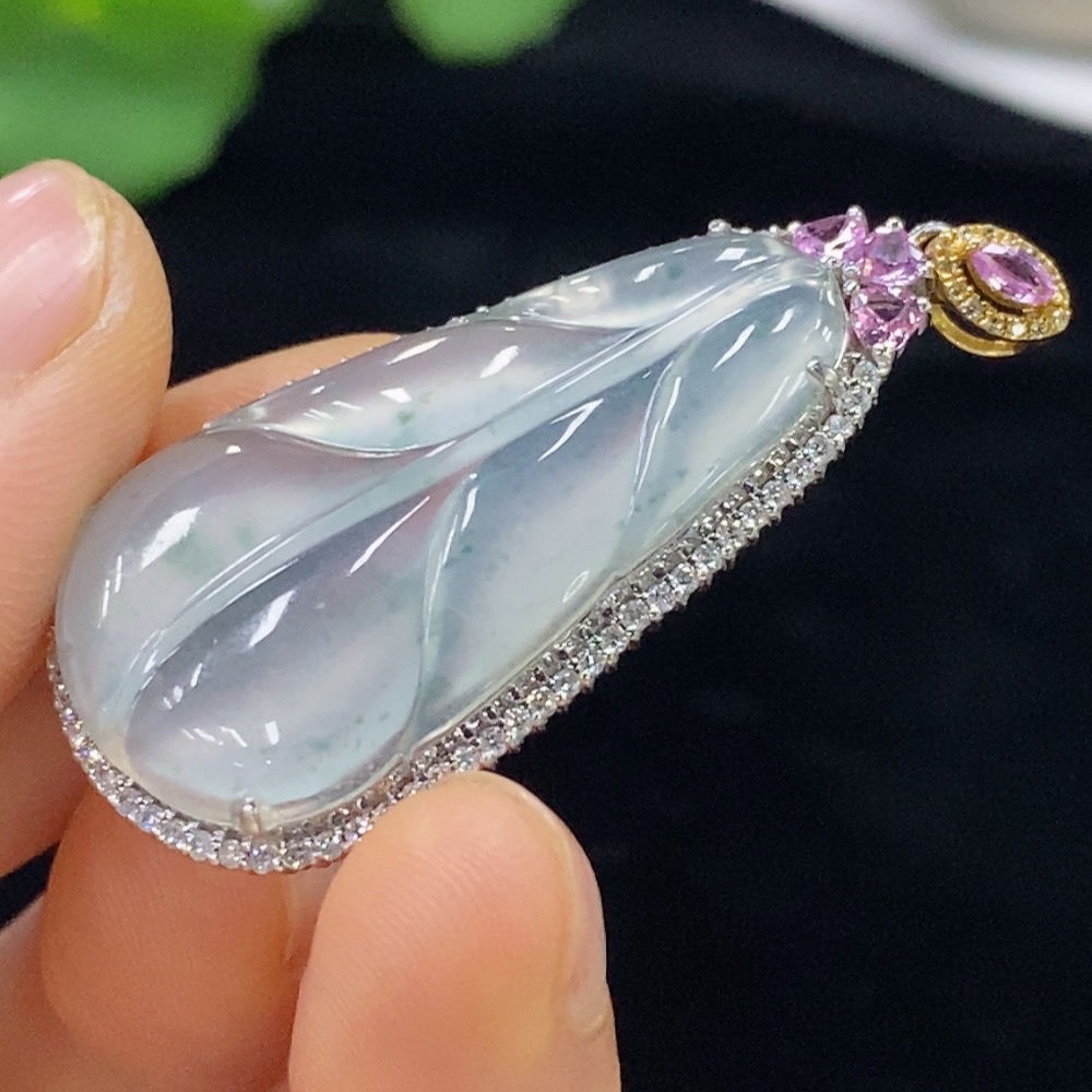 F32748890 Jadeite Leaf Inlaid Pendant with 18k Gold and Diamond Accents (Colorless), Total Weight Approx. 7.61g