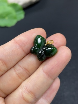 H46558587 和田玉挂件   蝴蝶   18k金扣头    货品总重约2.3g  含其他矿物成份