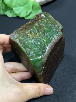 H46531087 和田玉 皮色成因未定  含其他矿物成分 货品总重约610g