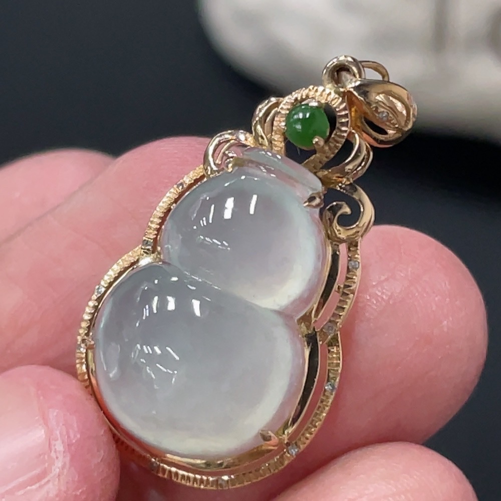 F30518918 Jadeite Gourd Inlaid Pendant with 18K Gold, Total Weight Approximately 3.05g