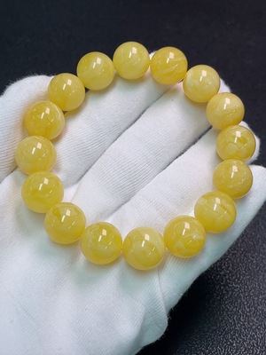 C33852322 Amber Beeswax Bracelet, total weight approx. 20.69g, bead size 12.8mm