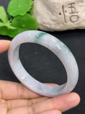 F46572028 翡翠正圈手镯 含其他矿物成分  货品总重约49.2g  圈口56.6