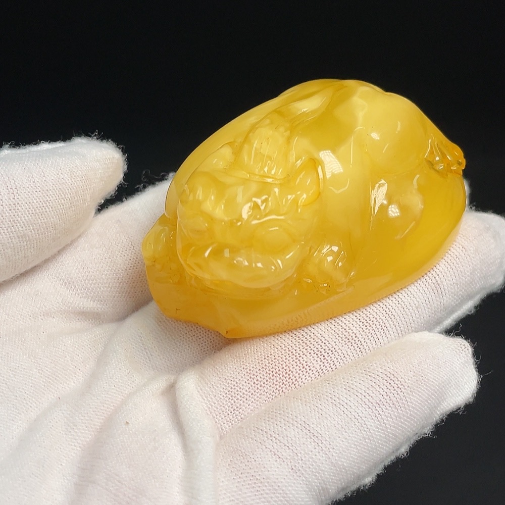 C24796921 Amber and beeswax pendant, total weight about 40.87g, with damage