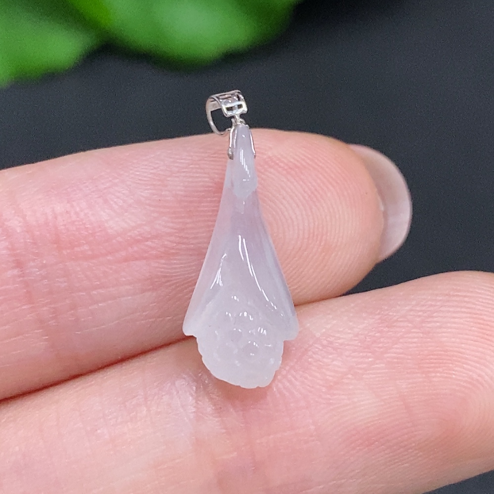 F34002641 Jadeite Magnolia Pendant with 18K Gold Clasp, Total Weight Approx. 0.8g