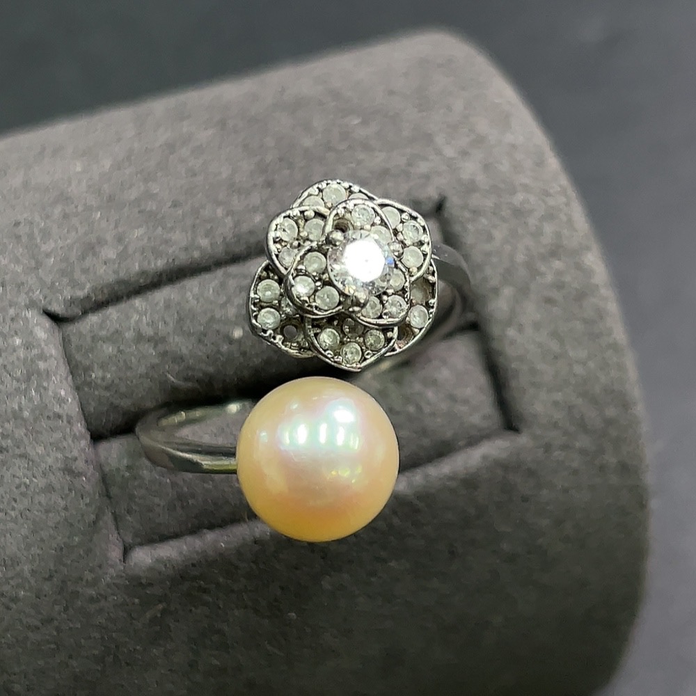 C11143231 Pearl Ring Non-Gold Setting Approx. 3.28g Main Stone Approx. 7.8mm Side Stones Not Measured Adjustable Ring Size