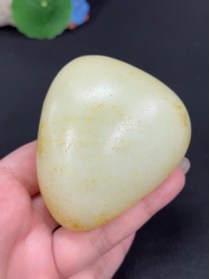 H43141090 和田玉 皮色成因未定 含其他矿物成分 货品总重约274.1g