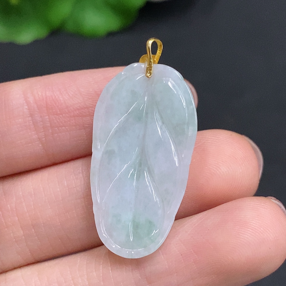 F35079623 Jadeite Leaf Pendant with 18K Gold Clasp, Total Weight Approximately 4.9g
