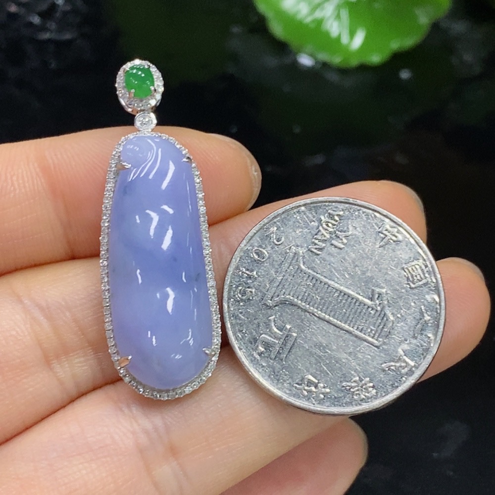 F27120788 Jadeite Bean Pendant with 18K Gold and Diamond Accents, Total Weight Approx. 5.91g