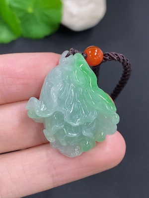 F46555541 翡翠白菜挂件 货品总重量约12.7克（含绳重）配珠非翡翠