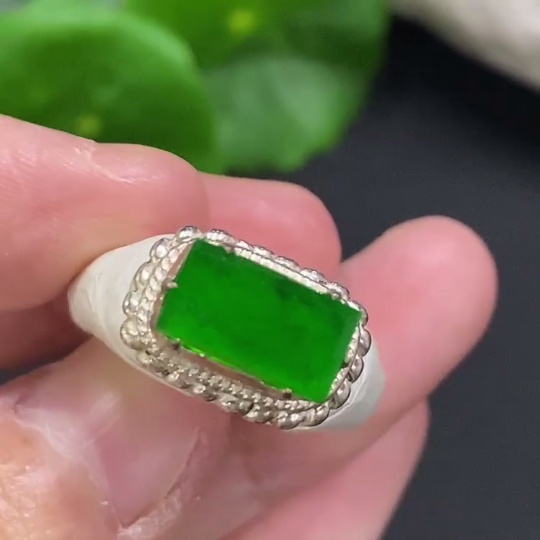 F34050677 Jadeite cabochon, non-gold setting, total weight approximately 8.3 grams