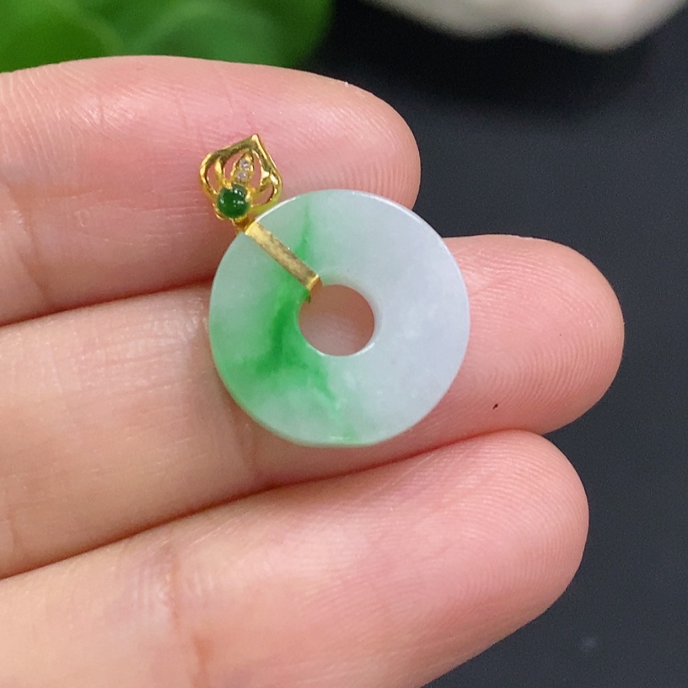F31648224 Jadeite Donut Pendant with 18K Gold Clasp, Total Weight Approx. 1.5g