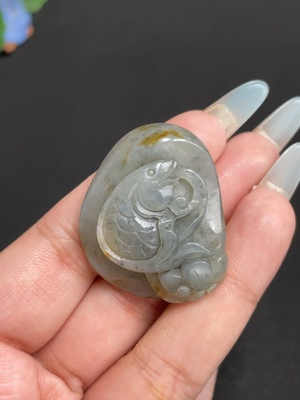 H31658854 和田玉挂件     年年有余      货品总重约21.1g      皮色成因未定