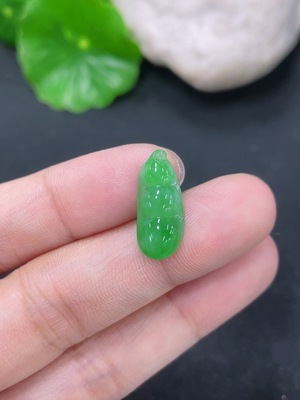 F46568306 翡翠镶嵌件福豆 货品总约重0.7g