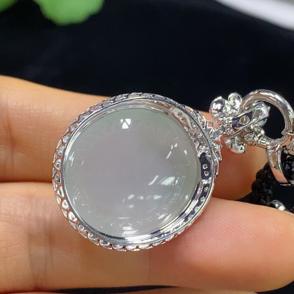 F34025286 Jadeite Cabochon Inlaid Pendant 18k Gold with Non-Gold Components Total Weight Approx. 8.3g (Excluding Cord)