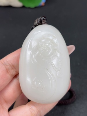 H46520758 和田玉手把件 佛公 货品总重约【含绳】100.2g 皮色成因未定