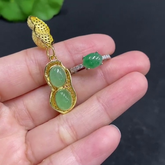 H33903899 African Emerald (Dulong Jade) Inlaid Pendant