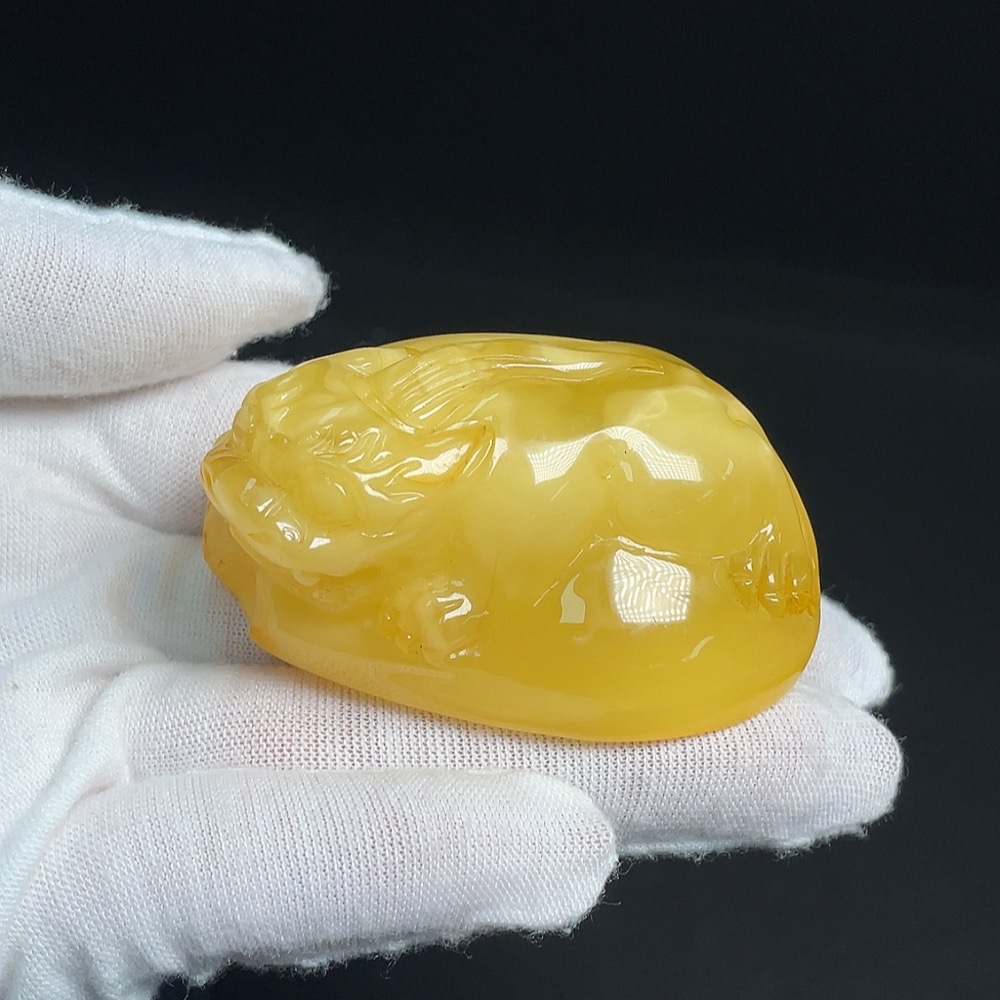 C24796921 Amber and beeswax pendant, total weight about 40.87g, with damage