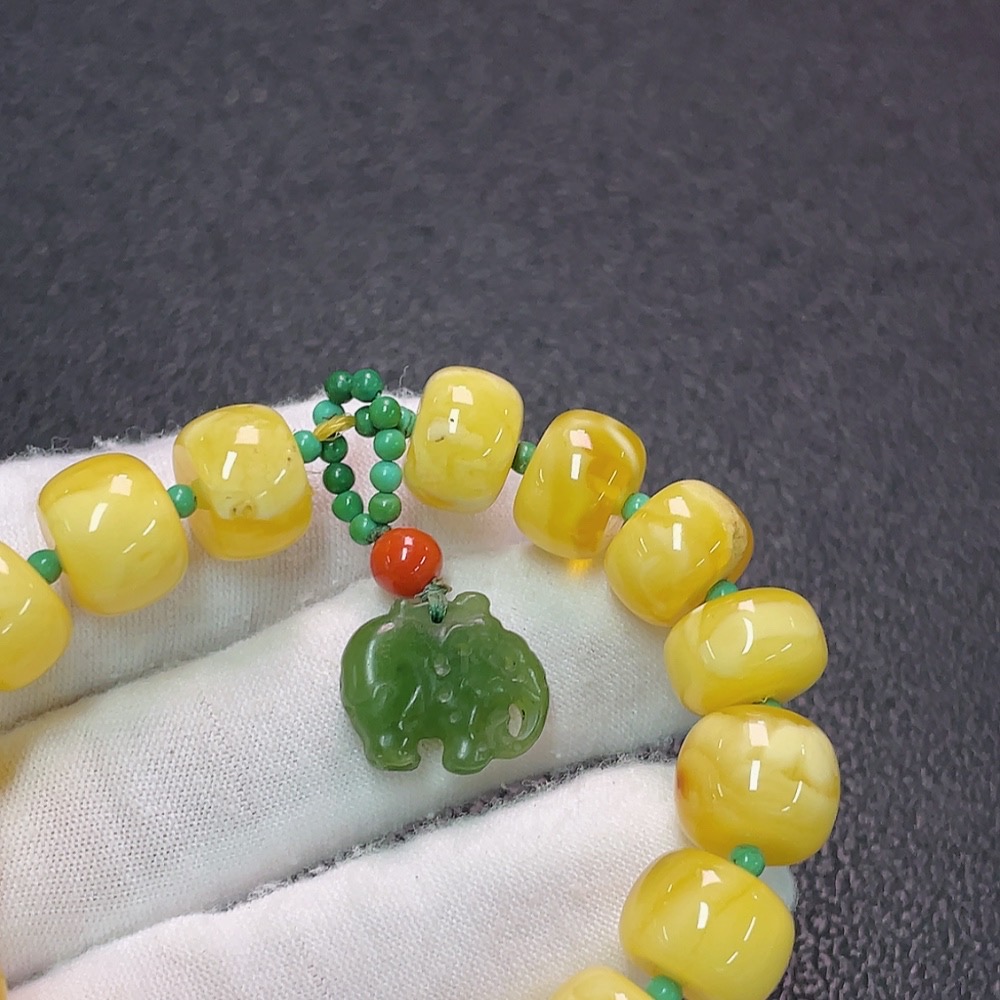 C34007396 Amber Beeswax Bracelet with Hetian Jade + Red Agate (Non-natural stones considered, total weight approx. 16.12g, size about 11.6mm)