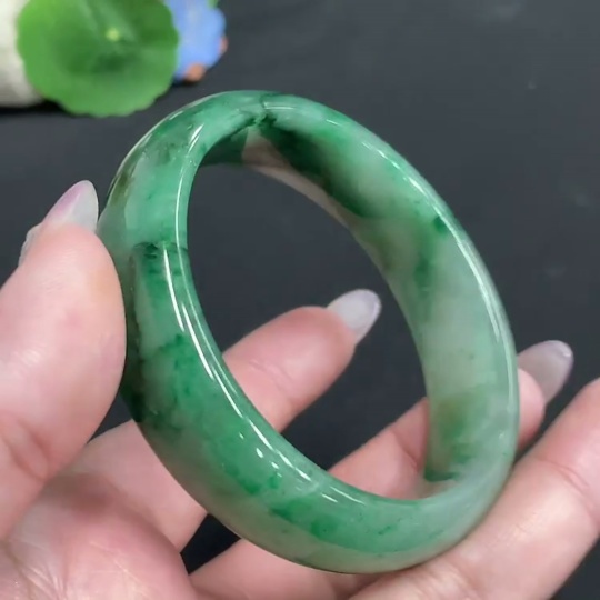 H34955370 African Emerald (Dulong Jade) Regular Bangle