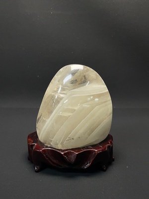 C46534907 水晶摆件 颜色成因未定 可见有机物 货品总重约0.76千克
