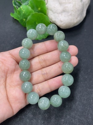 F45425358 翡翠手串 卡12mm左右  货品总约重50.23g