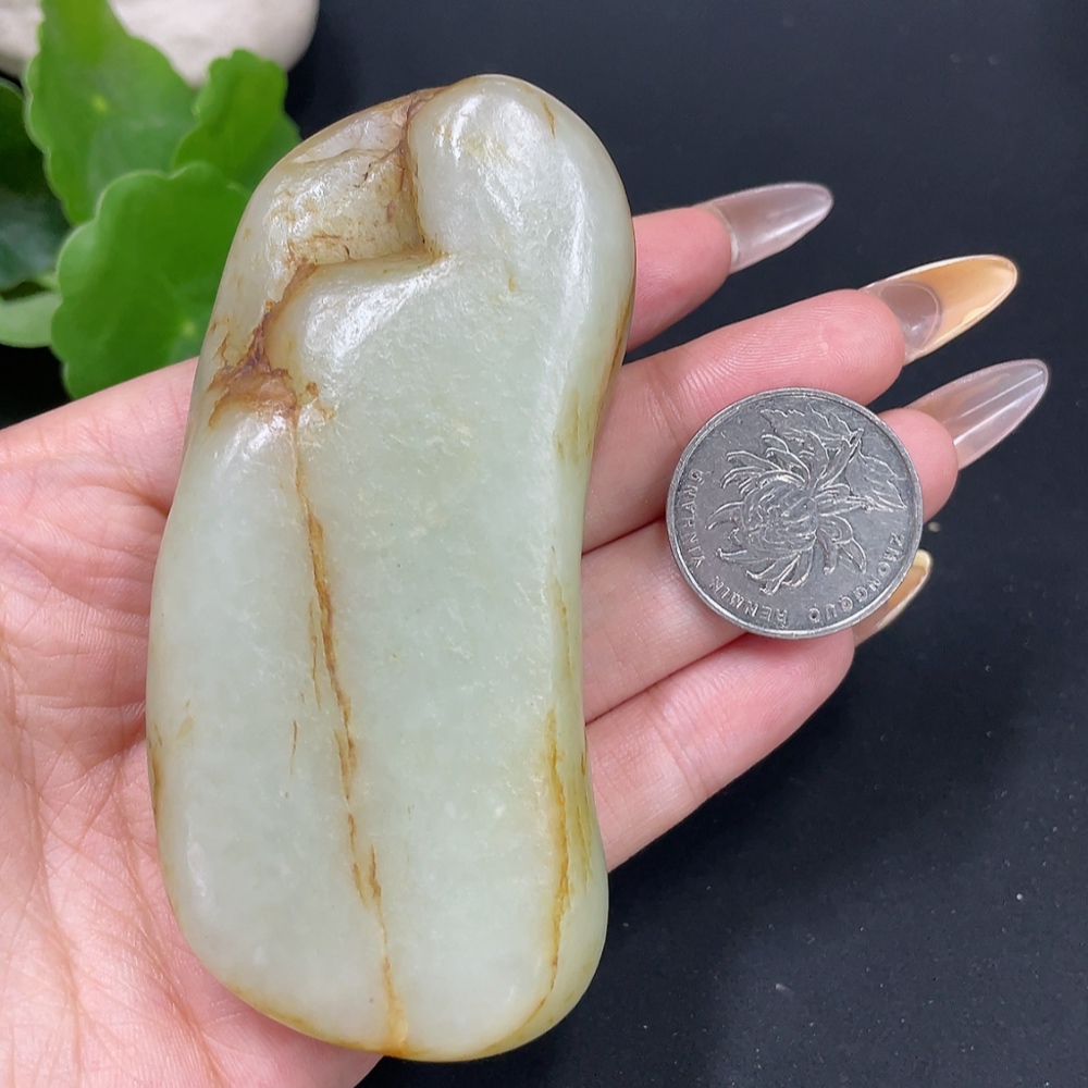 H30490644 Hetian Jade, total weight approx. 179.5g, undetermined skin color origin, contains other mineral components