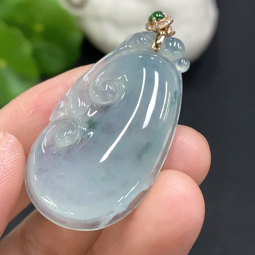 F32701987 Jadeite Ruyi Pendant with 18K Gold Bail Total Weight Approx. 6.7g (Diamond Accent)(Cracked)