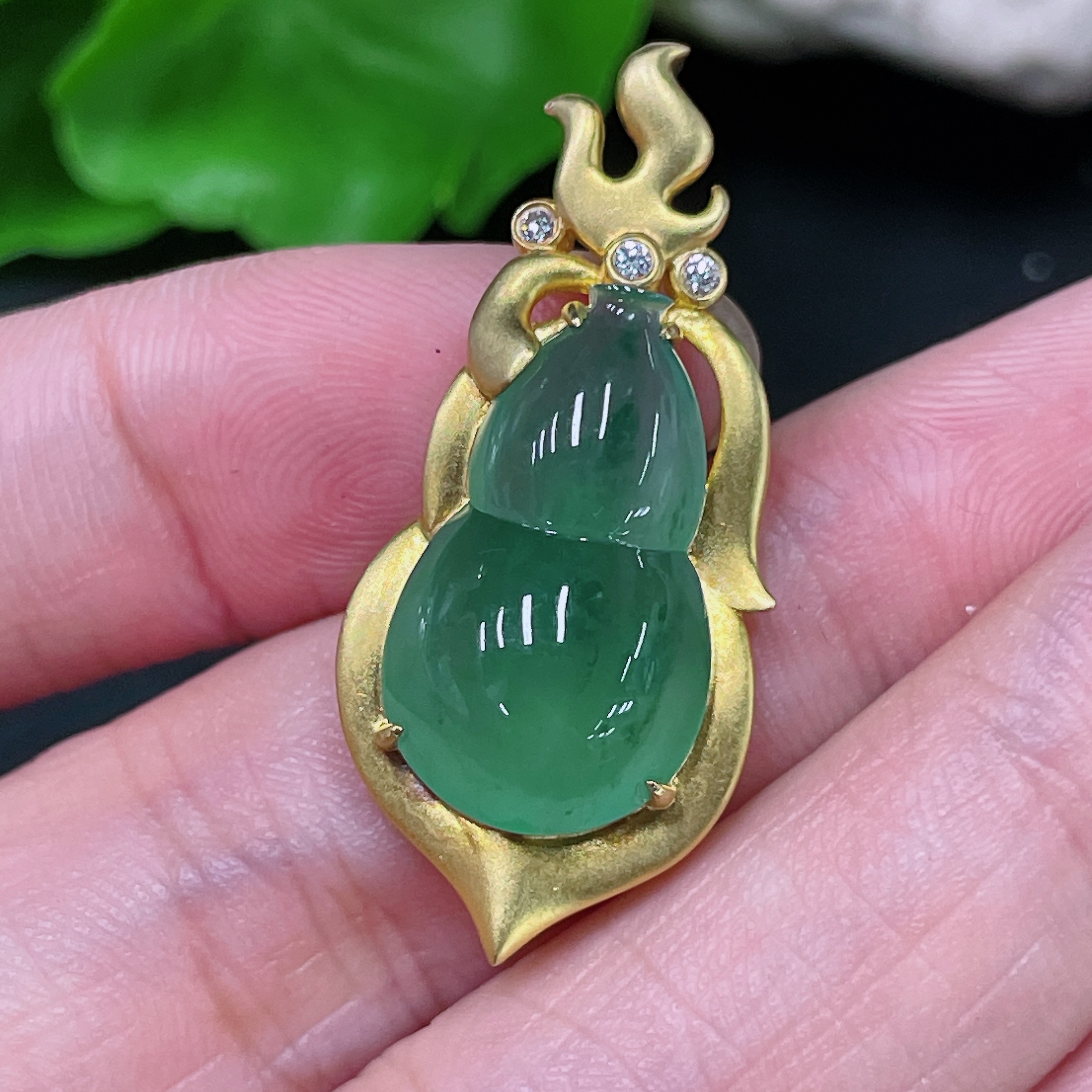 F33944097 Jadeite Gourd Pendant Set in 18K Gold, Total Weight Approx. 4.7g (with Diamond Accents)