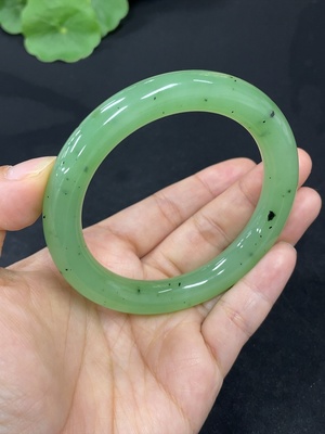 H46532119 和田玉圆条手镯    圈口56.2   货品总重约50.9g