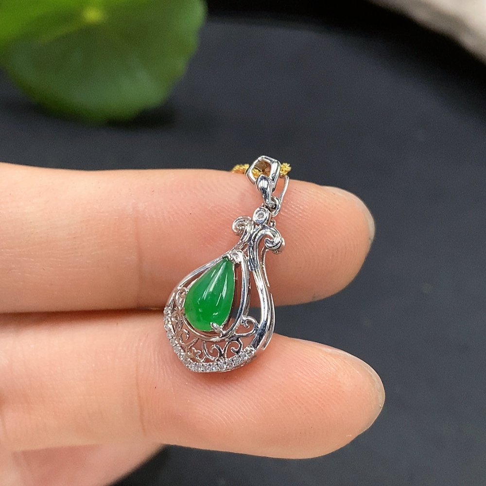 F15622705 Jadeite inlaid pendant 18K gold total weight approx. 1.9g (including chain weight, chain 18K gold)